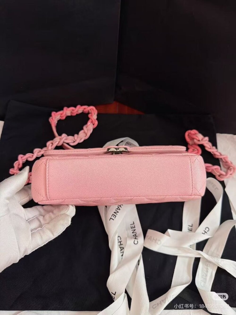 Classic CHANEL bag: A Stylish and Versatile Choice for Elegance - Picture 3 of 6